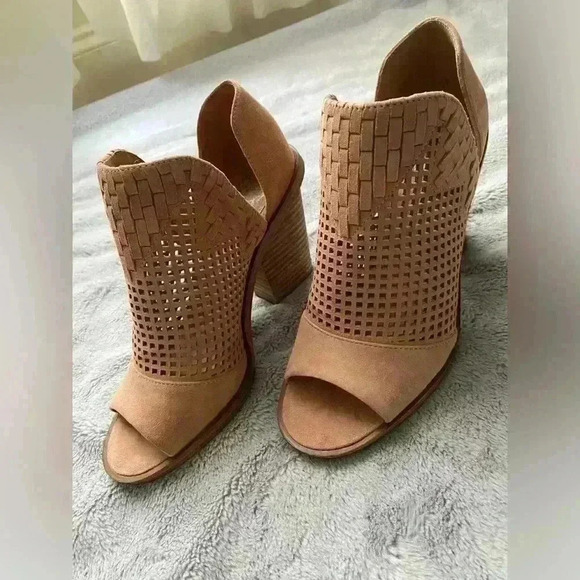 NWOB Vince Camuto Fritzey Perforated Leather Sandal - Picture 2 of 9